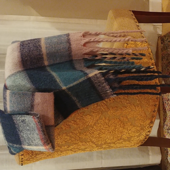 NWT🧣Old Navy-Long Scarf/Wrap Winter Warm Long Fringe - Picture 2 of 6